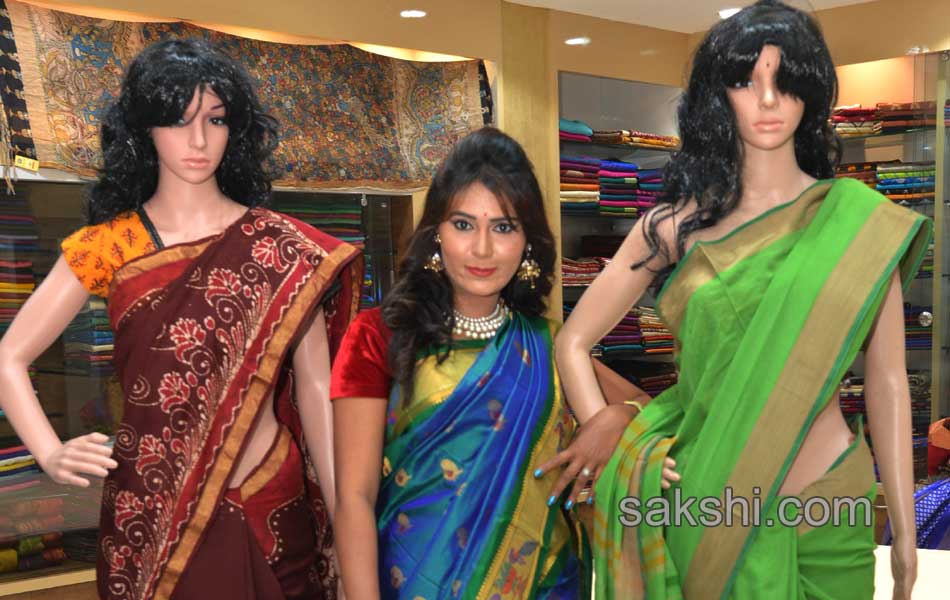 Jewellery Showroom in models presentation1