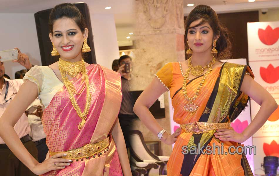 Jewellery Showroom in models presentation4