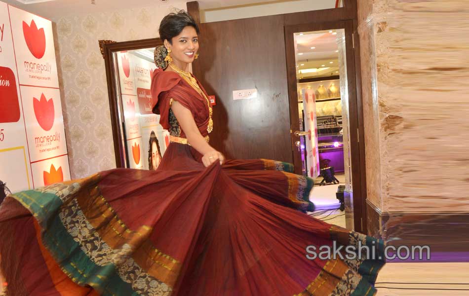 Jewellery Showroom in models presentation8