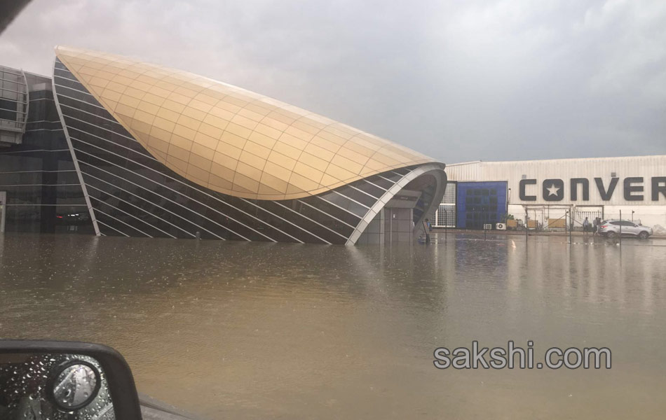 Heavy rain lashes the UAE2