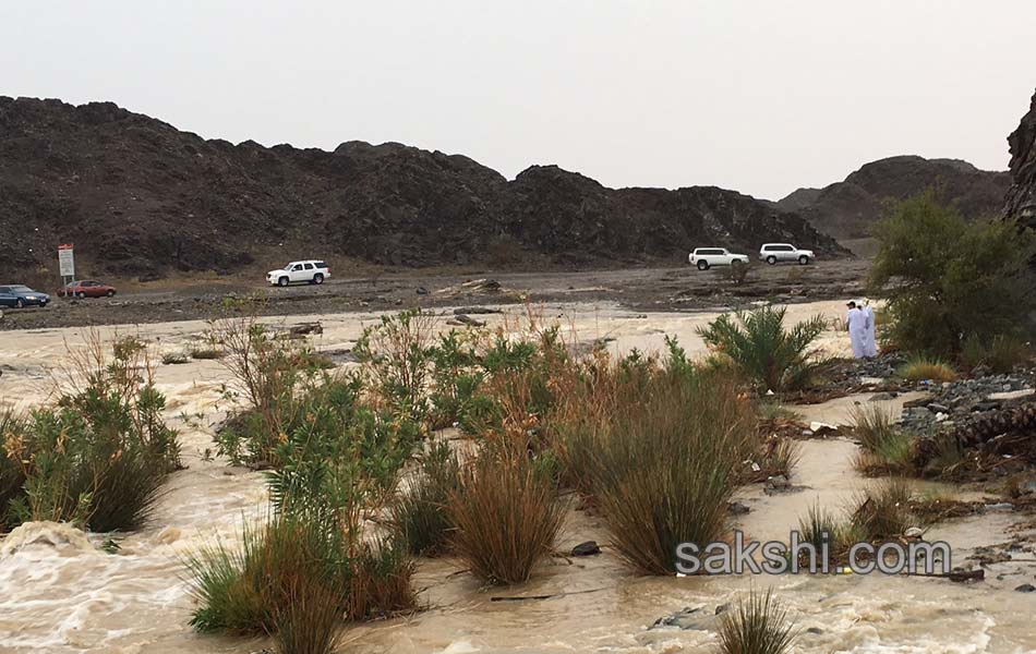 Heavy rain lashes the UAE14