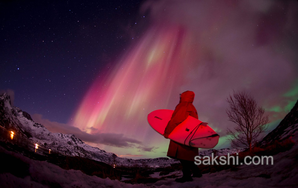 A surfer looks at the Northern lights5
