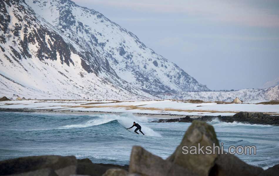 A surfer looks at the Northern lights10