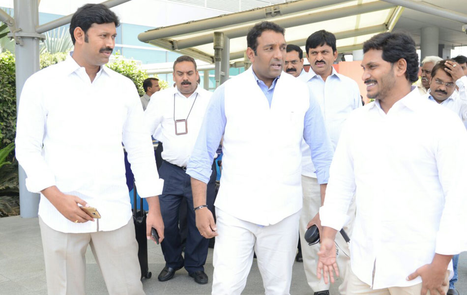 ysrcp leaders reaches delhi - Sakshi15