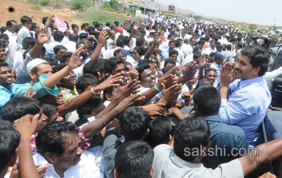 YS Jagan Mohan Reddy raithu barosa yatra in anantapur district - Sakshi17