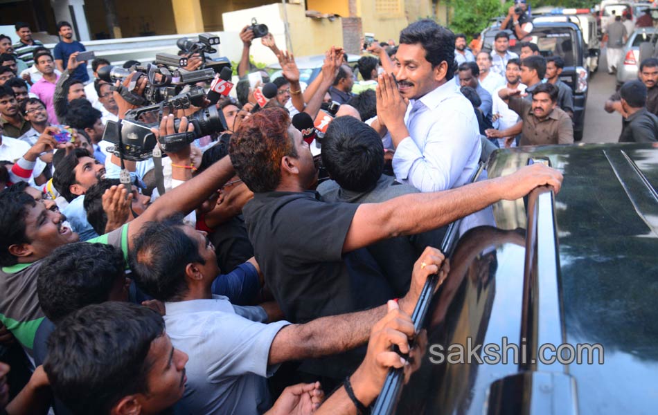 ys jagan meets ex mp undavalli arun kumar in rajahmundry - Sakshi3