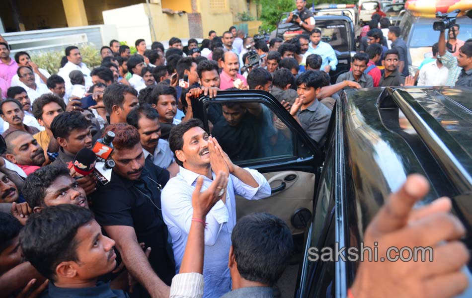 ys jagan meets ex mp undavalli arun kumar in rajahmundry - Sakshi8