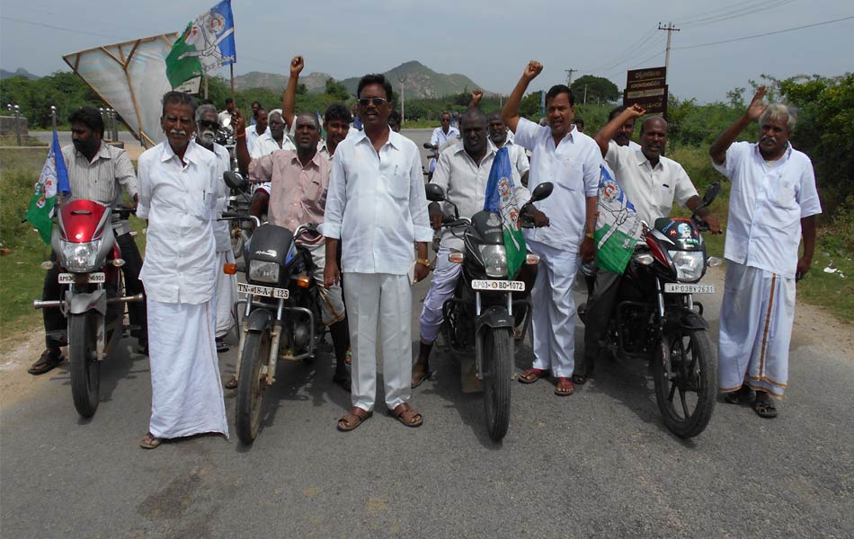 నారాయణవనంలో ర్యాలీ చేస్తున్న వైఎస్సార్ సీపీ సత్యవేడు నియోజకవర్గ సమన్వయకర్త ఆదిమూలం 2
