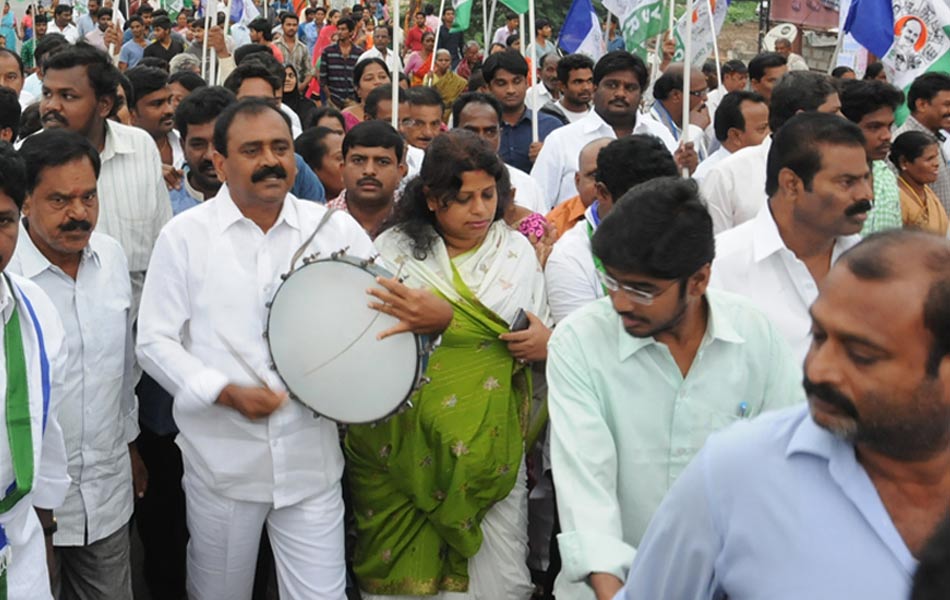 తిరుపతిలో డప్పు వాయిస్తూ బంద్కు పిలుపునిస్తున్న కరుణాకరరెడ్డి, చిత్రంలో నారాయణస్వామి 1