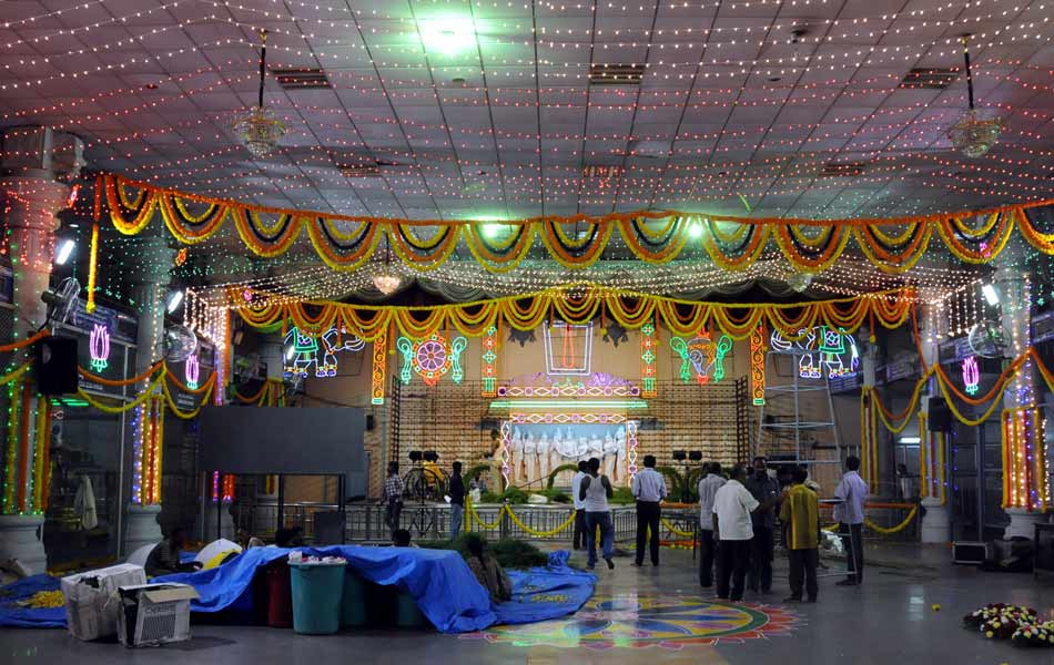 వరలక్ష్మీవ్రతం సందర్భంగా తిరుచానూరులోని పద్మావతీదేవి ఆలయంలో విద్యుత్ దీపాలంకరణలు1