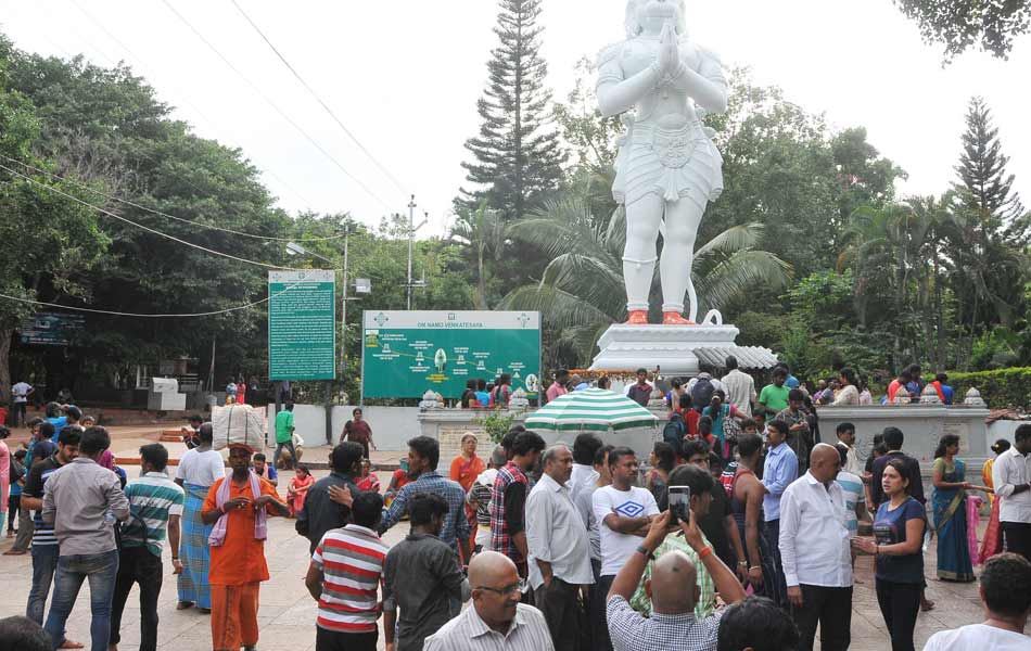 తిరుమల ఘాట్లోని మెట్ల మార్గంలో ఉన్న ఆంజనేయస్వామి విగ్రహం వద్ద భక్తుల సందడి5