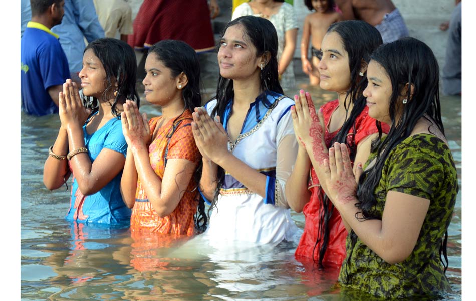 Devotees holly bath at puskara ghats3