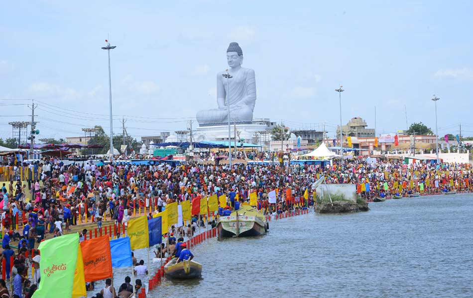 Devotees holly baths at Puskara ghats7