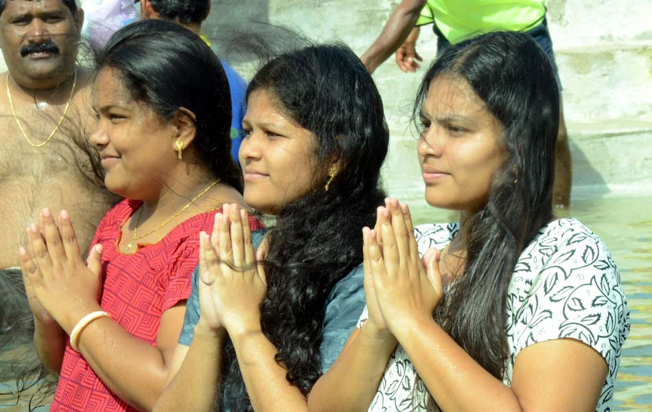 Devotees holly baths at Puskara ghats20