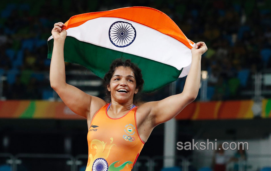 Indias Sakshi Malik poses with her bronze medal1