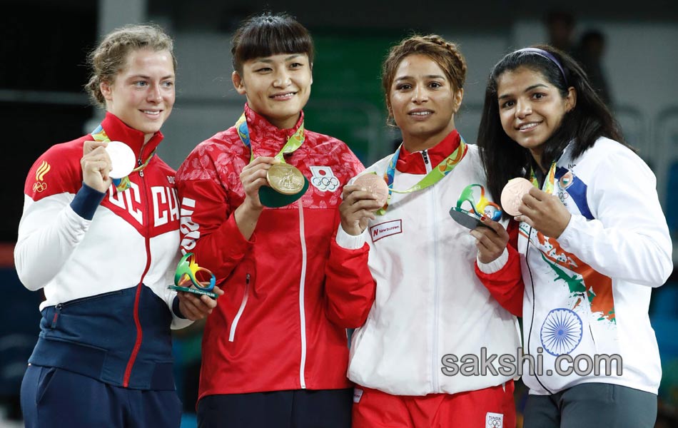 Indias Sakshi Malik poses with her bronze medal4