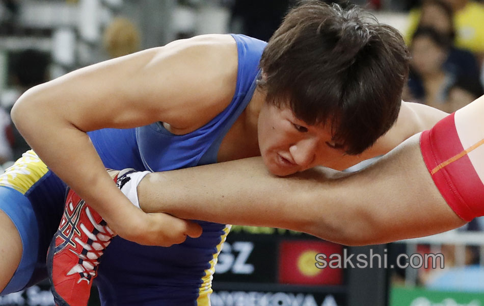 Indias Sakshi Malik poses with her bronze medal11