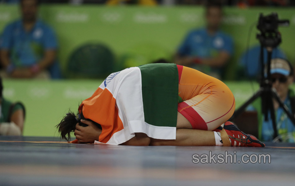 Indias Sakshi Malik poses with her bronze medal12
