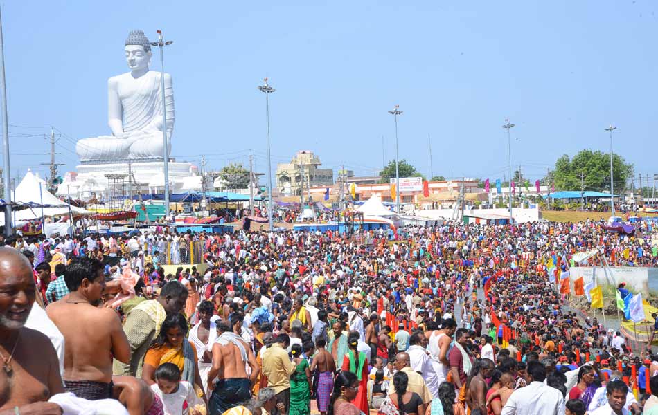 Devotees crowd at Puskara ghats4