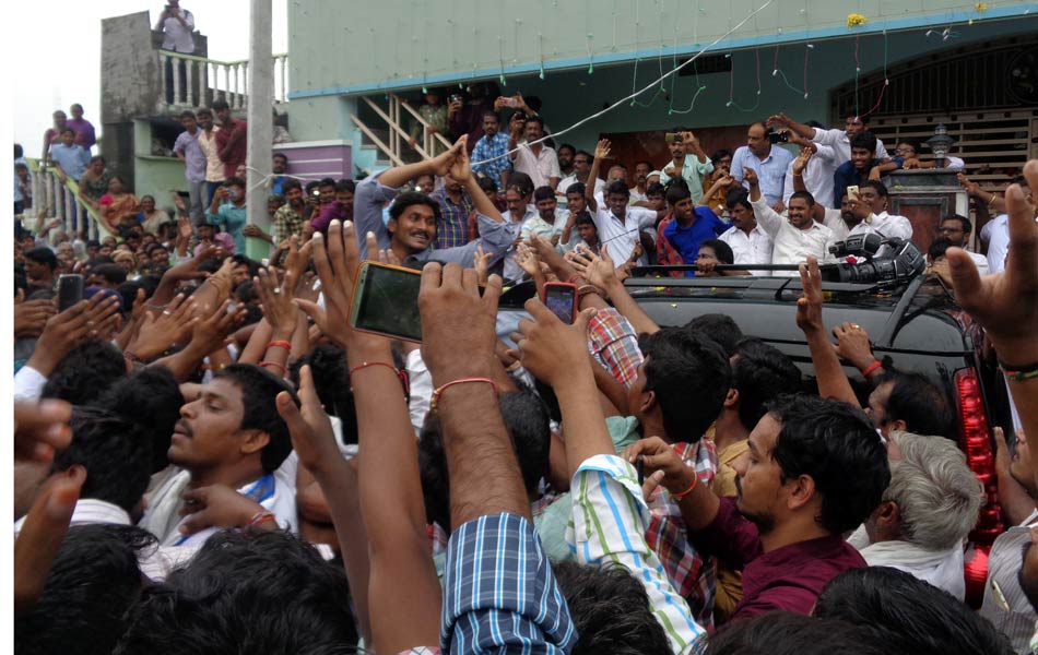 YS Jagan tour in Sathenapalli - Sakshi7