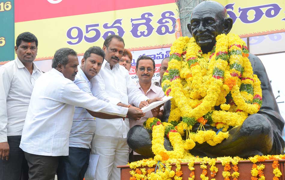 Tribute to Gandhi1