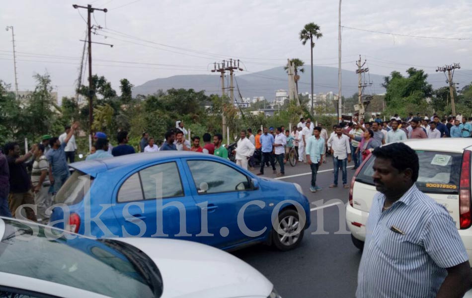 ys jagan stages dharna on vizag runway - Sakshi10