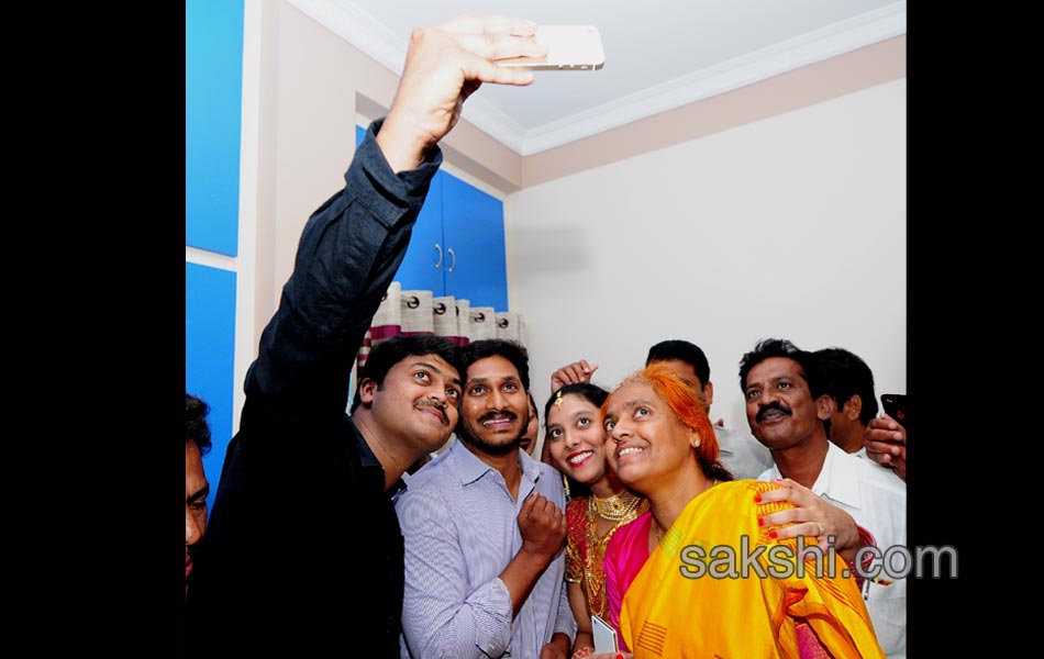ys jagan mohan reddy attend desai tippareddy daughter marriage - Sakshi17