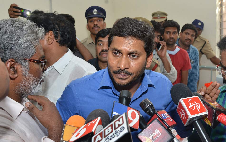 Travels authorities backed Chandrababu - Sakshi1