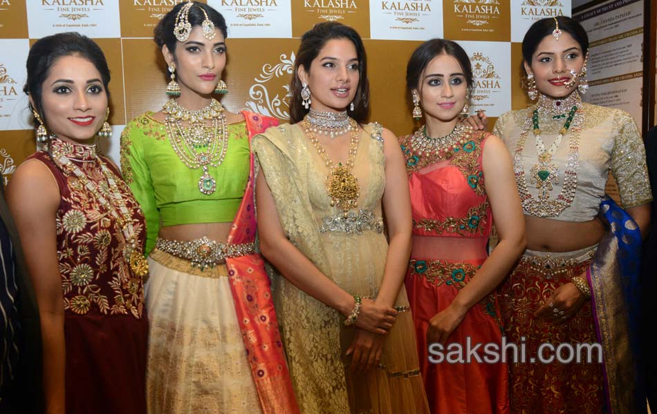 Traditional Look Beauty kick1