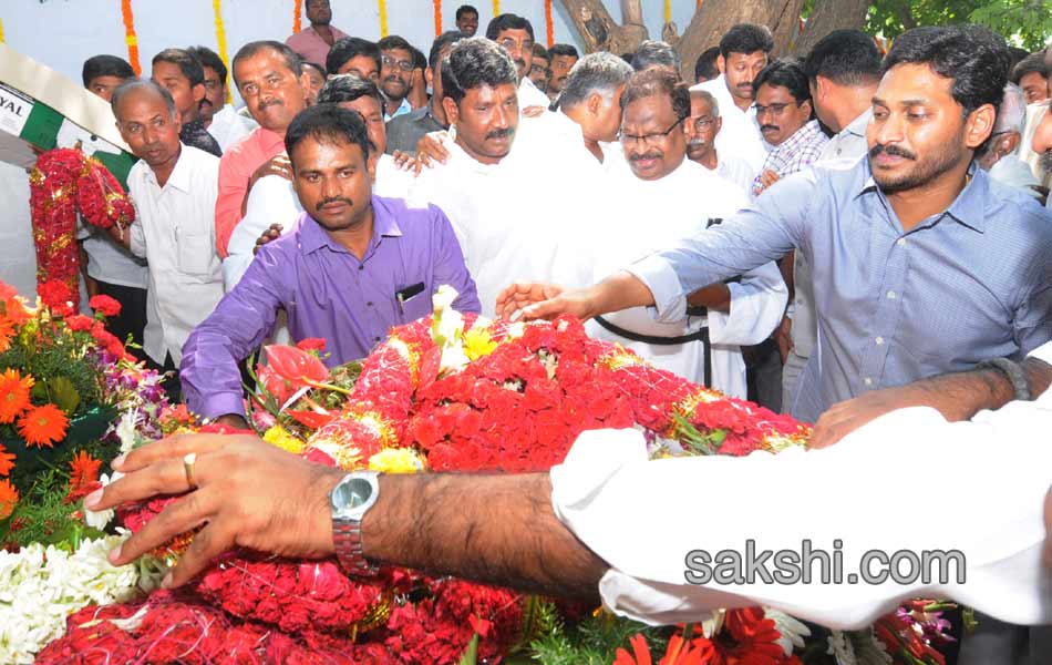 YS Jagan Mohan Reddy Family pay tributes to YS Raja Reddy - Sakshi12