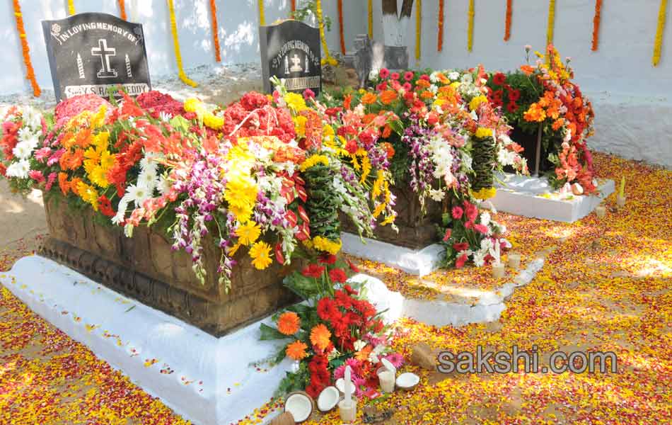 YS Jagan Mohan Reddy Family pay tributes to YS Raja Reddy - Sakshi14