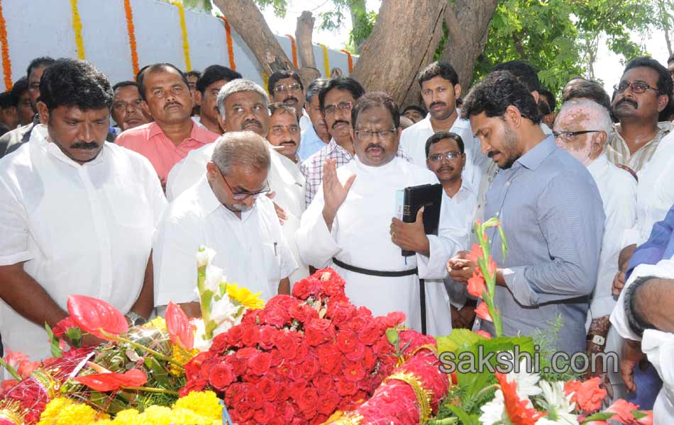 YS Jagan Mohan Reddy Family pay tributes to YS Raja Reddy - Sakshi15