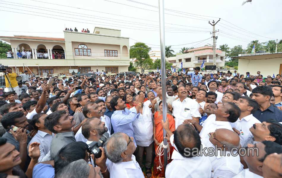 ys jagan mohan reddy hoists national flag in nandyal - Sakshi3