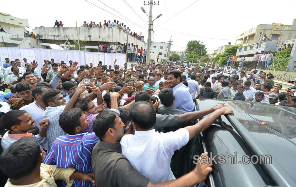 ys jagan mohan reddy hoists national flag in nandyal - Sakshi16