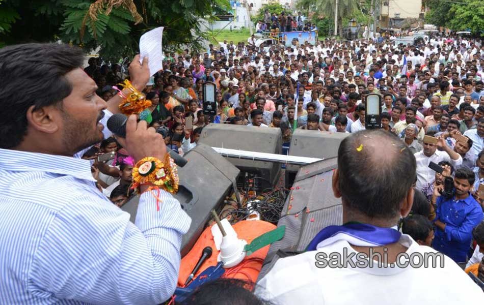 ys jaganmohan reddy road show at machineella bavi - Sakshi20