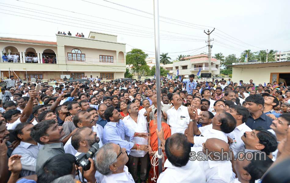 ys jagan mohan reddy hoists national flag in nandyal - Sakshi10
