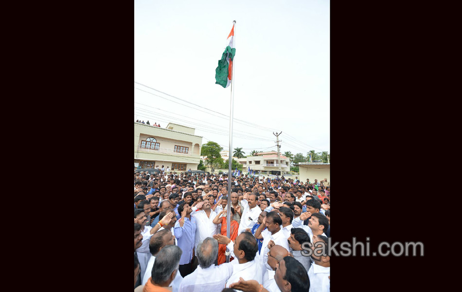 ys jagan mohan reddy hoists national flag in nandyal - Sakshi11