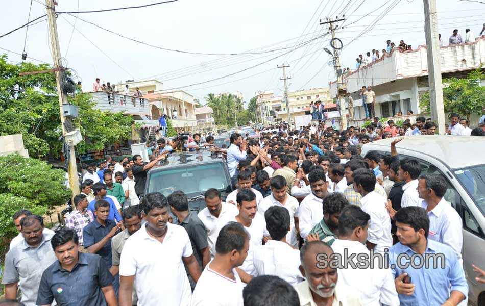 ys jagan mohan reddy hoists national flag in nandyal - Sakshi13