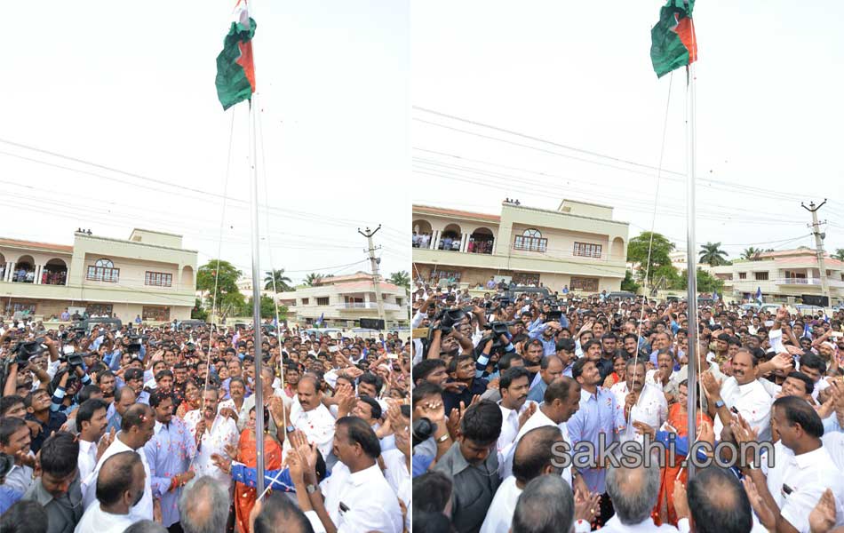 ys jagan mohan reddy hoists national flag in nandyal - Sakshi17