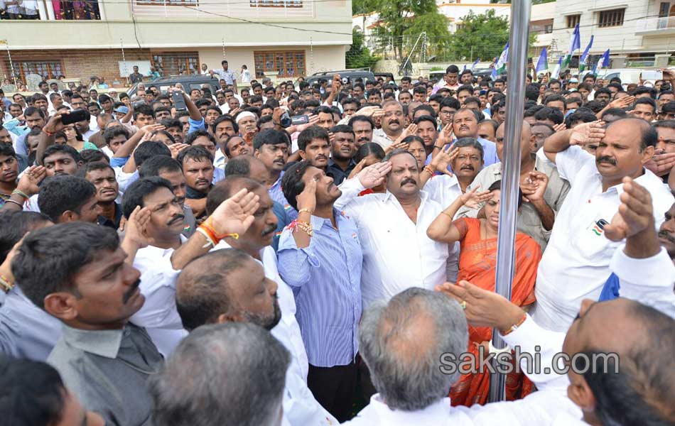 ys jagan mohan reddy hoists national flag in nandyal - Sakshi6