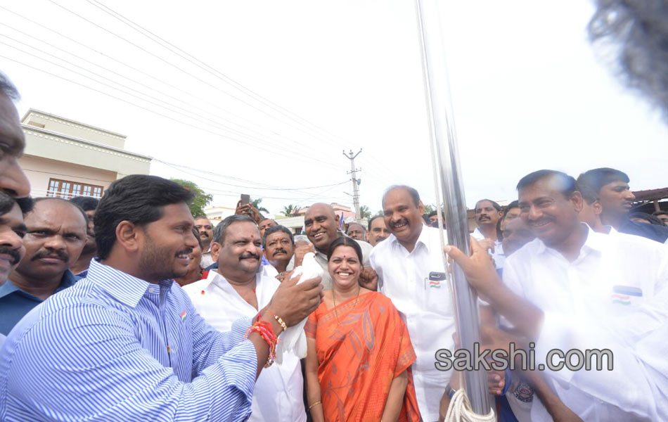 ys jagan mohan reddy hoists national flag in nandyal - Sakshi7