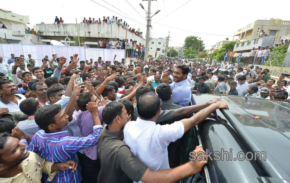 ys jagan mohan reddy hoists national flag in nandyal - Sakshi15
