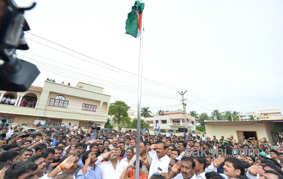 ys jagan mohan reddy hoists national flag in nandyal - Sakshi8