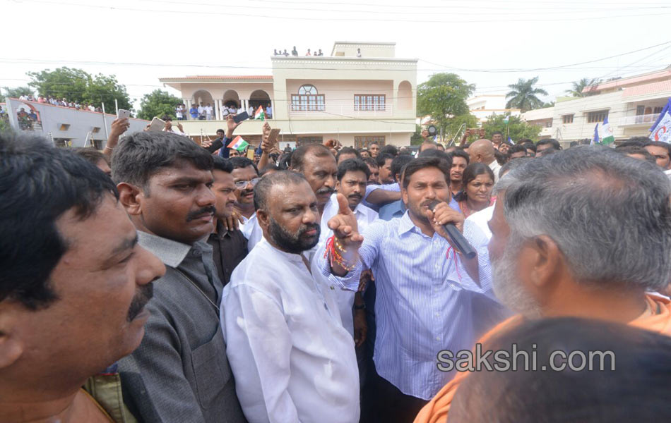 ys jagan mohan reddy hoists national flag in nandyal - Sakshi9