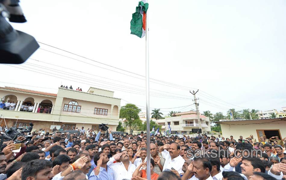 ys jagan mohan reddy hoists national flag in nandyal - Sakshi12