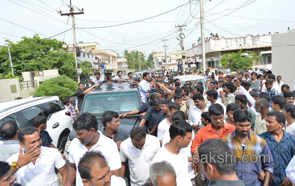 ys jagan mohan reddy hoists national flag in nandyal - Sakshi14