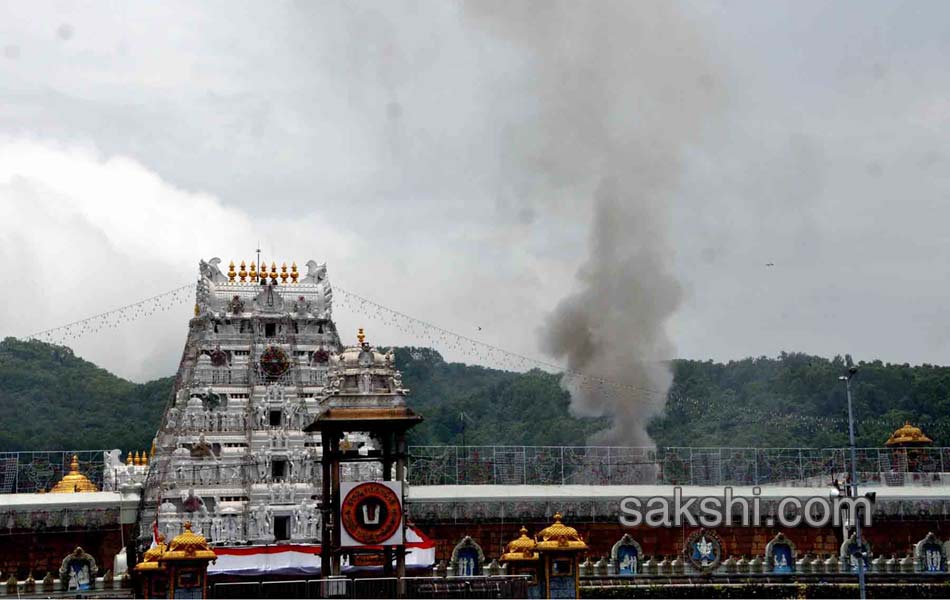 again fire accident while preparing boondi potu at tirumala - Sakshi1
