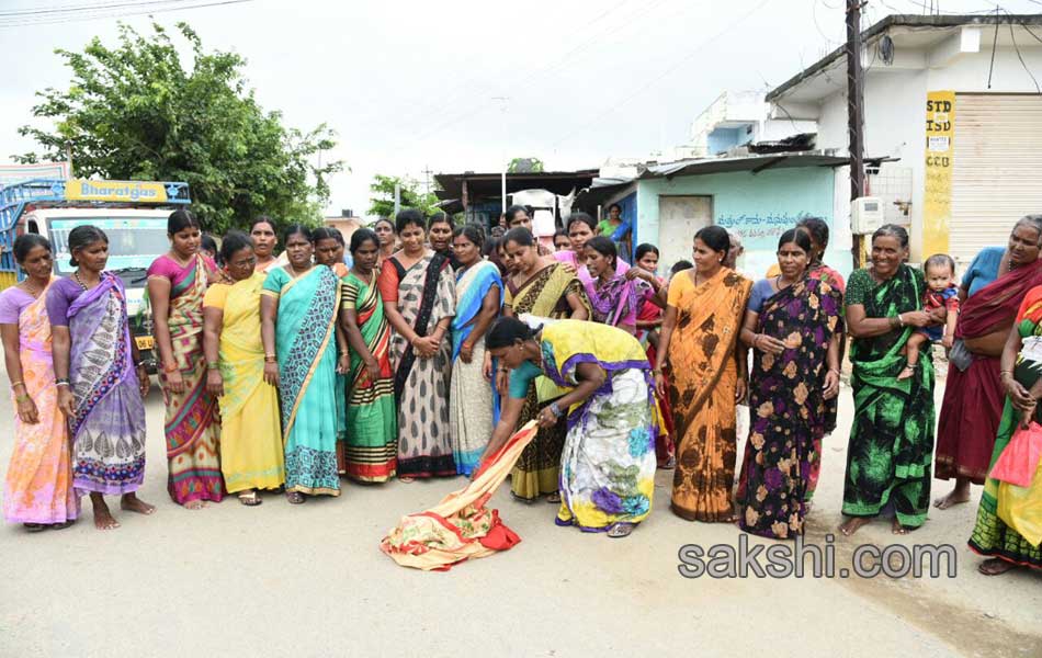 Bathukamma gift women protest against sarees4