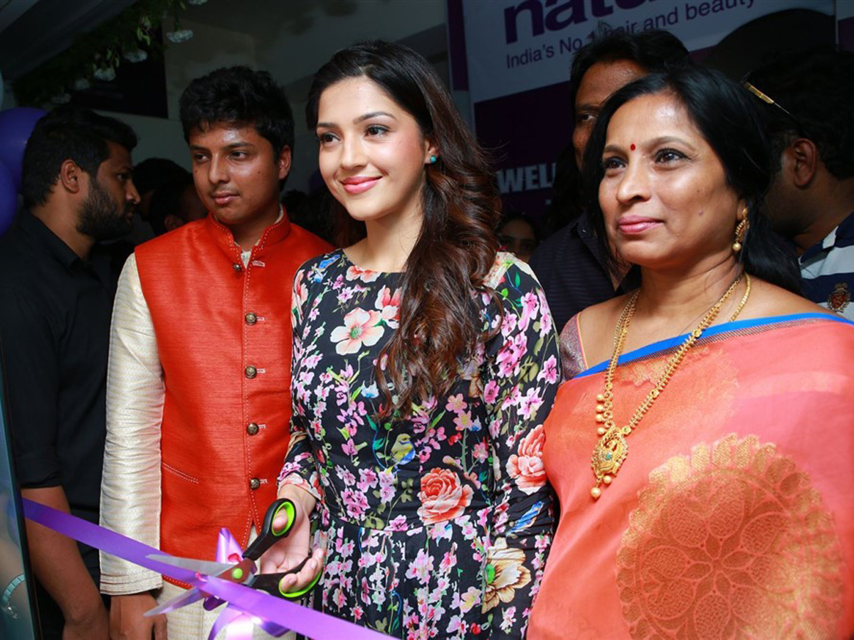 Tollywood Actress Mehreen Pirzada Inaugurates Naturals Beauty Salon at Sanath Nagar Hyderabad - Sakshi2