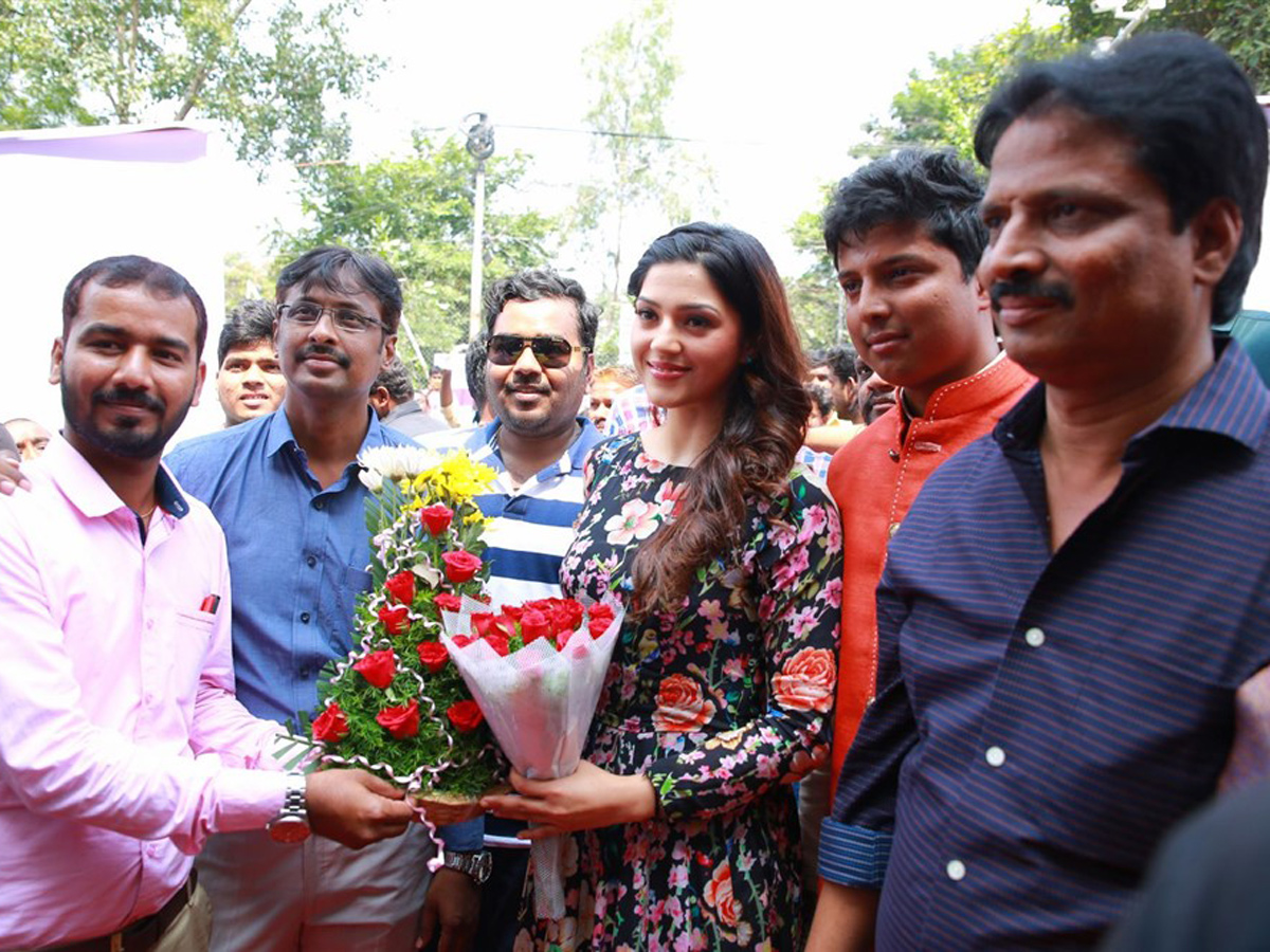 Tollywood Actress Mehreen Pirzada Inaugurates Naturals Beauty Salon at Sanath Nagar Hyderabad - Sakshi9